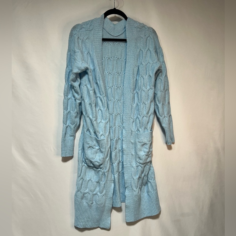 Woman’s cable knit long line cardigan with oversized pockets. Size med.